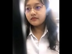 คลิปหลุดนักศึกษาใส่แว่น นั้งเงี่ยนในห้องน้ำคอลเสียวกับแฟนแล้วช่วยตัวเอง