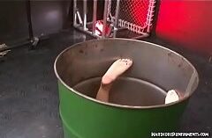 หนังJAVซับไทย ซาดิสสุดๆจับผู้หญิงยัดลงถัง แล้วเอา sex toy ขยี้จิ๋มเสียวทรมานแต่ว่าออกไปไหนไม่ได้