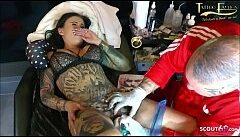 avหนังโป้ สาวฝรั่งสักลายที่จิ๋มอารมย์เธอทั้งเสียวทั้งเจ็บ จนน้ำหีไหลเลนต้องให้อมควยช่างสักอีกคน