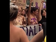 คลิปเด็ดม๊อบนักศึกษาที่ อเมริกาแก้ผ้าประท้วงลงถนน นมเป็นเต้าเลยสุดยอดมาก