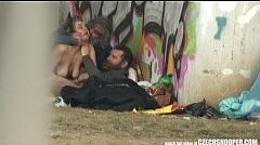 แอบถ่ายคนไร้บ้าน Homeless เย็ดแฟนที่สวนสาธารณะ มีการเรียกคนข้างๆมารุมเย็ดอีก