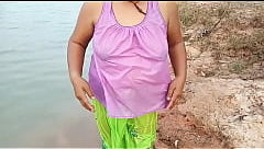 พายายอายุ 70 ปี ไปเล่นน้ำคลองหลังบ้านเสื้อในไม่ใส่ เห็นนมใหญ่มากเลยขอถ่ายคลิป