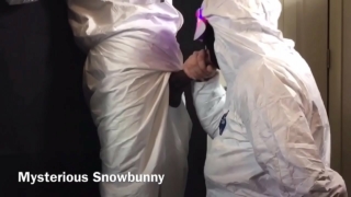 Covid 19 พยาบาลกับแฟนหนุ่มทำงานจนไม่มีเวลาไปนอนเย็ดกัน เลยต้องสวมชุด PPE เอากันแบบนี้