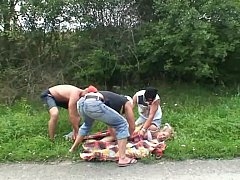 หนังโป๊ข่มขืนรัสเซีย Rape ดักอุ้มสาวเอวบางร่างน้อย แล้วลากไปเย็ดที่ป่าทางเปลี่ยวข้างทาง 3 รุม 1