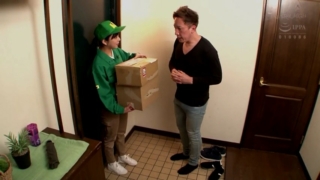 หนังโป้เป็นเรื่อง พนักงานส่งของเจอลูกค้าโรคจิตรโชว์ของลับ แล้วกระชากจับเธอxxx