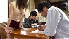 พี่สาวดาวยั่ว ใส่ชุดโชว์เต้านมจนอดใจไม่ไหว มุดลงได้โต๊ะไปเลียหี