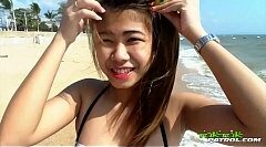 Pornเย็ดเด็กดิวงานขายตัว วัยรุ่นที่พัทยารับงานพร้อมกันสองคน เปิดเต้าโชว์ที่ชายหาด แล้วไปเอาต่อที่ม่านรูด