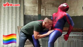 หนังโป๊เกย์ สไปเดอร์แมนxxx กำลังไปกู้โลก แต่จอมวายร้ายเห็นควยแข็ง เป้ากางเกงตุง จับโม๊กควยแล้วโดนเอาตูดน้ำแตกทั้งคู่