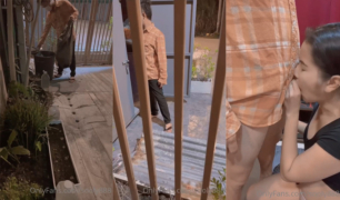 หลุดเฉพาะกลุ่มลับ sooly888 สาวเงี่ยนหี ชวนลุงคนเก็บขยะข้างมา เข้ามาที่ห้อง แล้วโม๊คควยให้ อย่างได้อารมย์