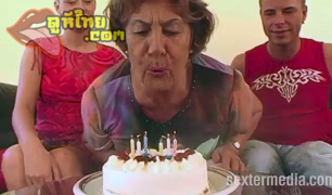 หลายชายกับคุณยายวัย 70 เป่าฉลองวัยเกิด หลายเลยให้ของขวัญเอาควยให้อม ยายฟินเลย Granny Sex