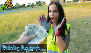 พนักงานเก็บขยะ สวยว้าวหน้าอกกระชับเต่งตึง ไม่ใส่เสื้อใน เดินเข้าไปเอาเงินให้เธอ แลกกับการเปิดเต้าให้ดู บวกออฟชั่นเสริม เพิ่มเงินและเย็ดในป่า