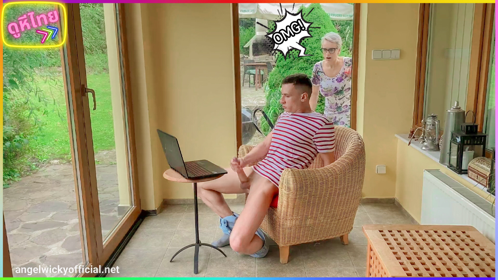 หนังโป๊ฝรั่ง xxx แอบเห็นลูกชายกำลังชักว่าวอย่างเมามัน เลยแอบเนียนเข้าไปจ๊ะเอ๋ เงี่ยนแค่ไหนให้บอก แม่จะจับตอกควยให้เอง